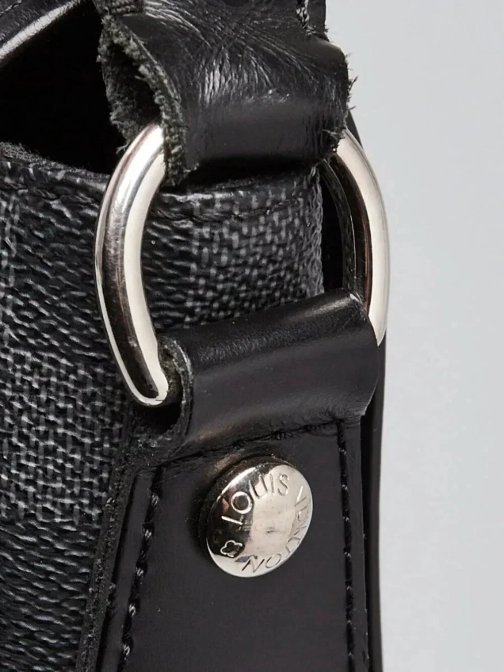 Louis Vuitton Damier Graphite Canvas Daniel MM Messenger Bag